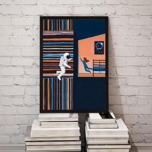 Pode incluir: Uma ilustração emoldurada de um astronauta flutuando no espaço, alcançando uma mulher que flutua em um quarto. O astronauta está vestindo um traje espacial branco com uma faixa azul. A mulher está vestindo um vestido azul. O quarto tem uma cama com um cobertor listrado azul e branco. O fundo é azul escuro com uma galáxia de estrelas.