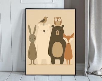 Könnte beinhalten: Ein gerahmter Kunstdruck mit einer Gruppe stilisierter Waldtiere. Ein braunes Kaninchen, ein weißer Bär, ein brauner Bär und ein orangefarbener Fuchs sind abgebildet. Ein Vogel und eine Eule sitzen auf den Bären. Der Hintergrund ist hellbeige.