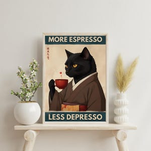 以下が含まれることがあります： 茶色の赤い着物に身を包んだ黒い猫が赤いコーヒーカップを持っている。ポスターのテキストは「もっとエスプレッソ、もっとデプレッソ」です。