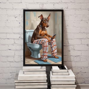 Divertente arte murale con cane animale, cane sul water in pigiama a righe con telefono, arredo bagno, umoristico, stampabile digitale, arte murale, arte murale divertente