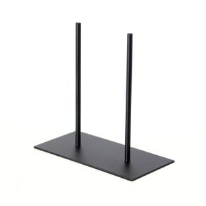 Peut inclure: Un présentoir en métal noir avec deux tiges verticales. Le présentoir a une base rectangulaire.