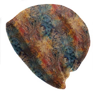 Puede incluir: Un gorro con un colorido estampado floral. El gorro presenta una mezcla de colores, incluyendo azul, marrón, amarillo y rojo. El diseño es un patrón repetido de hojas y flores, creando un aspecto texturizado.