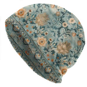 Dünne Salbeigrüne Blumen Beanie mit Apricot Akzenten, leichte Stretch Mütze im Vintage Stil