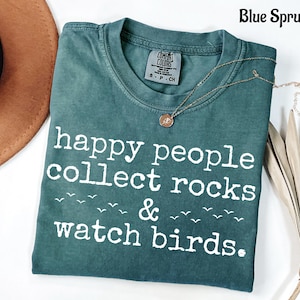 T-Shirt oder Tasse für glückliche Menschen, die Steine ​​sammeln und Vögel beobachten; Comfort Colors T-Shirt für Steinsammler; Geschenkidee für Vogelbeobachter und Steinsammler