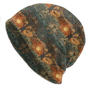 Pode incluir: Um gorro com um padrão floral repetido em tons de verde-azulado, laranja e creme. O design apresenta flores estilizadas e formas semelhantes a raios de sol, criando uma impressão texturizada em toda a superfície. O chapéu é feito de um material macio e flexível.