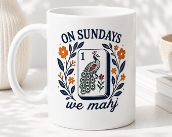 Divertente tazza da caffè Mahjong / Tazza "La domenica giochiamo a Mahjong" / Tazza Mahjong con pavone / Tazza in ceramica da 11 oz e 15 oz / Regalo per giocatori di Mahjong / Tazza per serate di gioco