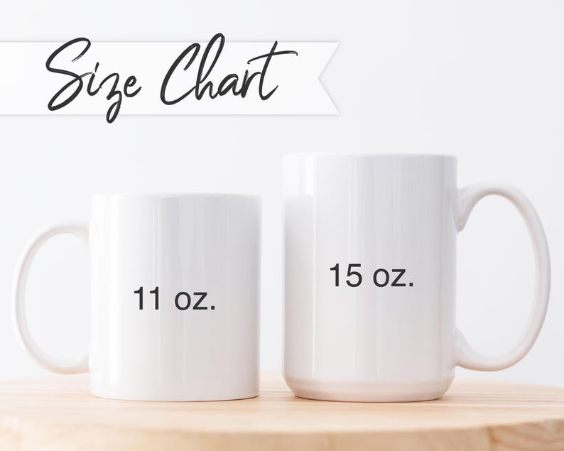 Op de afbeelding: Twee witte keramische mokken naast elkaar met een banner bovenaan met de tekst Size Chart. De kleinere mok is gelabeld met 11 oz. en de grotere mok met 15 oz. Beide mokken hebben een standaard handvat en een glad, cilindrisch ontwerp.