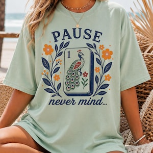 Pauzeer, grappig mahjongshirt, pauwen mahjongshirt, Comfort Colors grafisch T-shirt, mahjongspeler, retro bloemenprint, mahj, geelblauw Bay