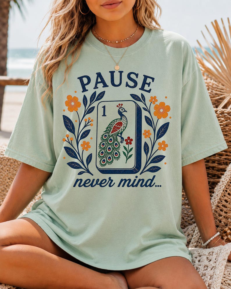 Pauzeer, grappig mahjongshirt, pauwen mahjongshirt, Comfort Colors grafisch T-shirt, mahjongspeler, retro bloemenprint, mahj, geelblauw Bay