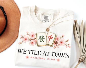 We Tile at Dawn T-shirt mahjongtegels, roze kersenbloesem mahjong-shirt, mahjongcadeaus voor vrouwen, cadeau voor haar, comfortabele kleuren