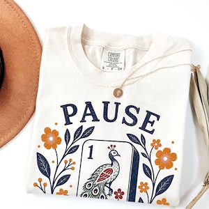 Pauzeer, grappig mahjongshirt, pauwen mahjongshirt, Comfort Colors grafisch T-shirt, mahjongspeler, retro bloemenprint, mahj, geelblauw afbeelding 2