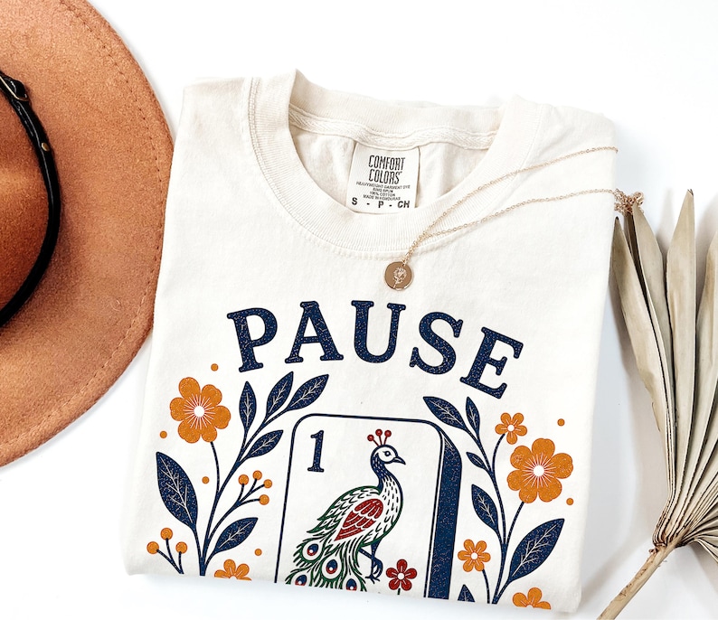 Pauzeer, grappig mahjongshirt, pauwen mahjongshirt, Comfort Colors grafisch T-shirt, mahjongspeler, retro bloemenprint, mahj, geelblauw afbeelding 2
