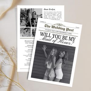 以下が含まれることがあります： 「The Wedding Post」と「Will you be my Maid of Honor?」の文字が入った白黒の招待状。2人の女性の写真と追加のテキストが特徴です。招待状は結婚式用にデザインされています。