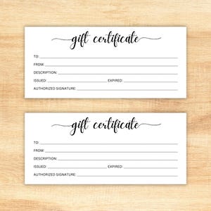 Puede incluir: Dos vales de regalo blancos con la frase "gift certificate" en escritura cursiva. Cada vale tiene líneas para "Para," "De," "Descripción," "Emitido," "Caducidad," y "Firma autorizada." El fondo es de vetas de madera clara.