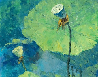 Op de afbeelding: Een olieverfschilderij op doek met twee lotuszaaddozen en grote groene bladeren tegen een diepblauwe en groenblauwe achtergrond. De textuurrijke penseelstreken benadrukken het levendige groene gebladerte en de donkere, slanke stengels.