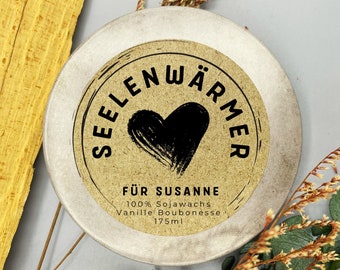 Seelenwärmer, personalisiert mit dem Namen. Vegane Duftkerze mit Deckel.  Duftkerze 100% handgegossen und handbesetzt aus dem Südschwarzwald