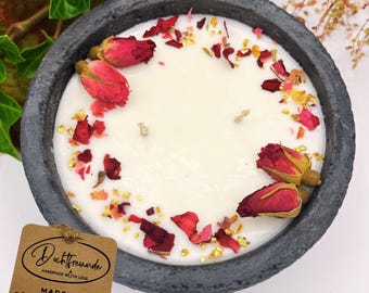 Concrete candle "Black Roses" with lid • Vanilla toffee and blossoms • Handmade unique piece • Outdoor & indoor decoration • Romantic gift