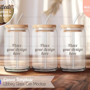 Könnte beinhalten: Drei Mockups von durchsichtigen Glasdosen mit Korkdeckeln und Strohhalmen. Die Dosen stehen auf einer Holzoberfläche. Der Text "Place your design here" befindet sich auf jeder Dose. Der Text "Canva Template Libbey Glass Can Mockup" befindet sich am unteren Rand des Bildes.