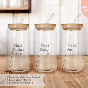 Peut inclure: Trois bocaux en verre transparent avec des couvercles en bois et des pailles. Chaque bocal porte l'inscription "Place Design Here" imprimée sur le côté.