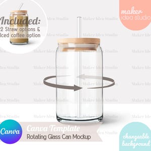 Può includere: Un mockup di una lattina di vetro trasparente con un coperchio di legno e una cannuccia. La lattina ruota su uno sfondo bianco. Il testo "Included: 2 Straw options & Iced coffee option" è in un riquadro marrone sopra la lattina.