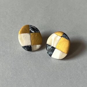 Boucles d'oreilles faites main en pâte polymère : clous imitation marbre rehaussés d'or Pendientes grandes elegantes de botón