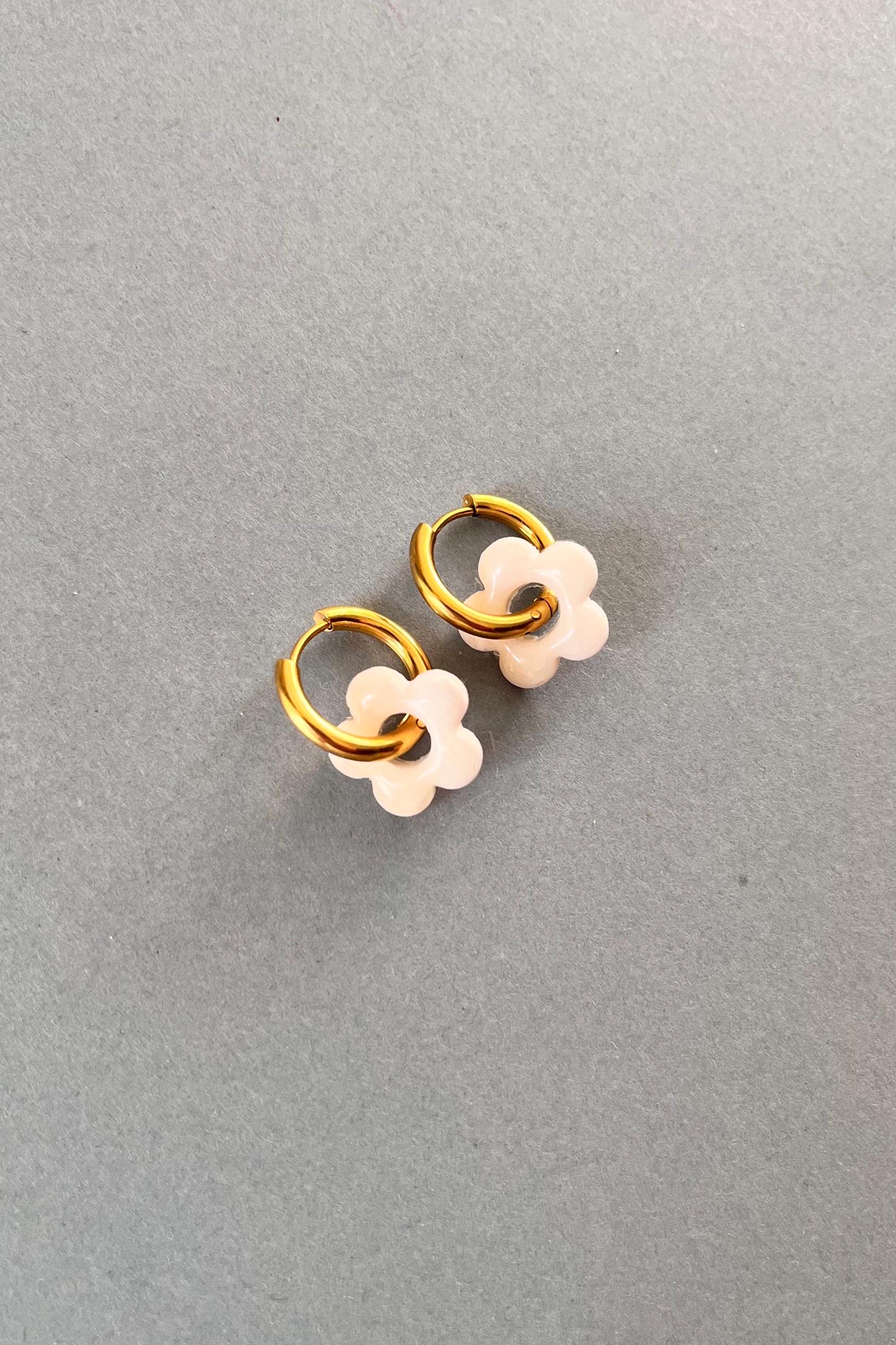 Pendientes de aro pequeños con charms de arcilla en forma de margaritas en blanco y negro - joyería hipoalergénica handmade - Elige color