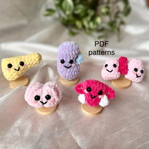 Peut inclure: Modèles de crochet pour réaliser des versions amigurumi de différents organes humains. Les modèles sont disponibles en téléchargement PDF. Les organes comprennent un pancréas, un utérus, un rein et une thyroïde.