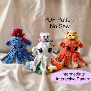 Puede incluir: Tres juguetes de pulpo de ganchillo en azul, blanco y naranja, cada uno con un animal más pequeño encima. El pulpo azul tiene un lazo rojo. La imagen incluye el texto "PDF Pattern No Sew" y "Intermediate Interactive Pattern".