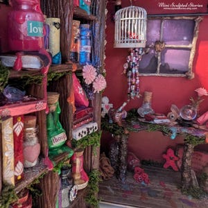 Può includere: Una scena fantasy in miniatura con interni rossi, con scaffali pieni di bottiglie di pozioni, libri ed elementi decorativi. Una piccola gabbia per uccelli è appesa al soffitto e una finestra offre uno scorcio di un cielo viola. Gli scaffali sono progettati per assomigliare a un albero.