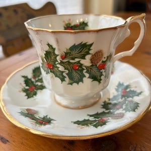Elizabethan Yuletide Teacup Saucer Holly Berries Pinecone Gold