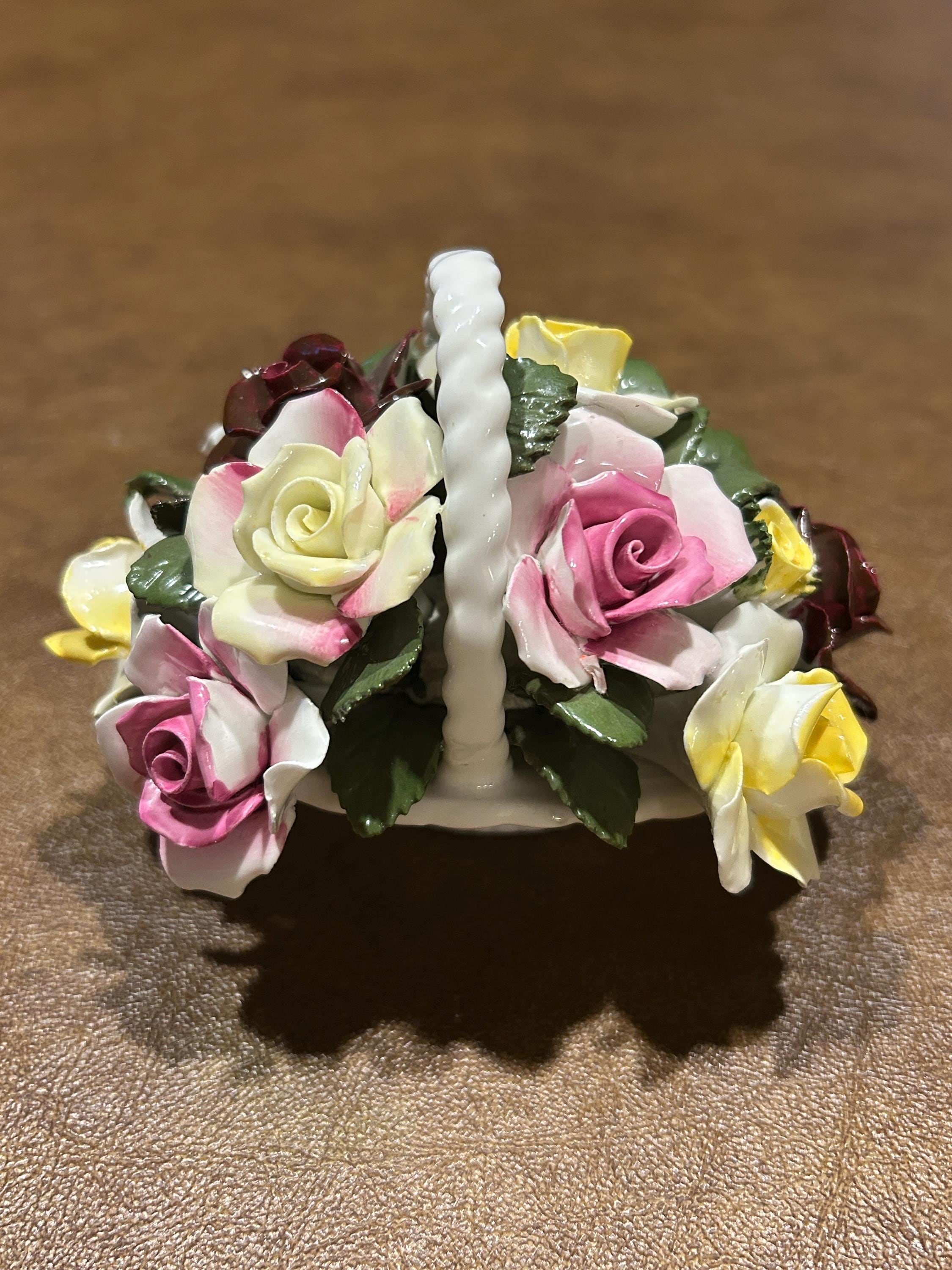 ロイヤル・ドルトンの薔薇花籠　  bone china ロイヤル・ドルトンの薔薇花籠Royal Doulton bone china