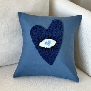 Federa per cuscino con ricamo a forma di cuore e malocchio: cuscino ricamato blu