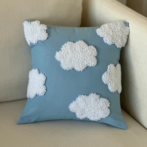 Federa per cuscino con ricamo a punto punch needle Clouds: lino azzurro, decorazione per la cameretta dei bambini