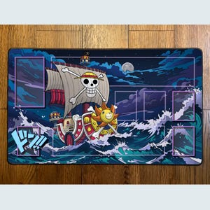 Tapis de jeu personnalisé Thousand Sunny One Piece TCG | Bords cousus