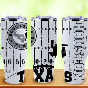 Puede incluir: Una taza de cer&aacute;mica blanca con un asa negra y el texto "But First, Coffee" en negro, con una fuente de estilo manuscrito. La taza est&aacute; sobre una superficie blanca.