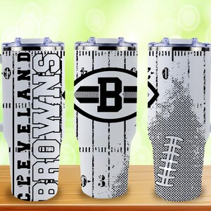 Puede incluir: Una taza de cer&aacute;mica blanca con un asa negra y el texto "But First, Coffee" en negrita negra. La taza est&aacute; sobre un fondo borroso. La taza mide aproximadamente 10 cm de altura.