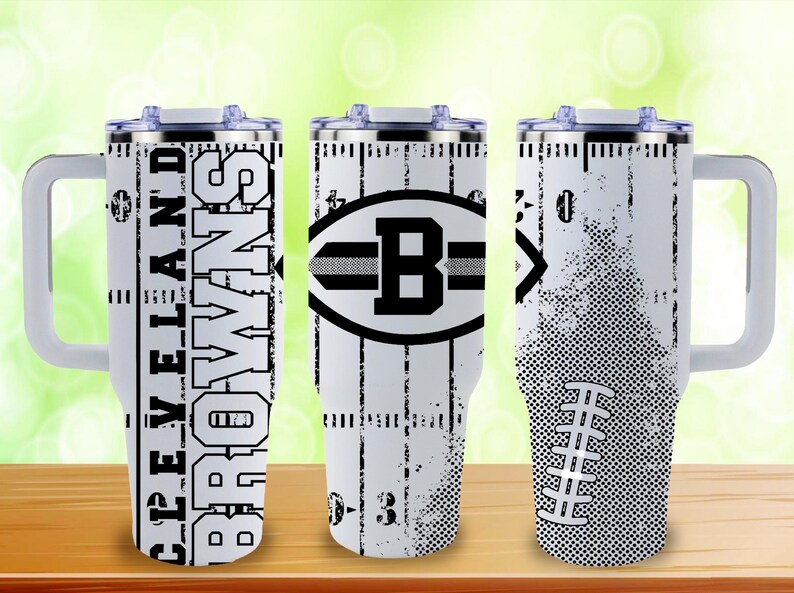 Puede incluir: Una taza de cer&aacute;mica blanca con un asa negra y el texto "But First, Coffee" en negrita negra. La taza est&aacute; sobre un fondo borroso. La taza mide aproximadamente 10 cm de altura.