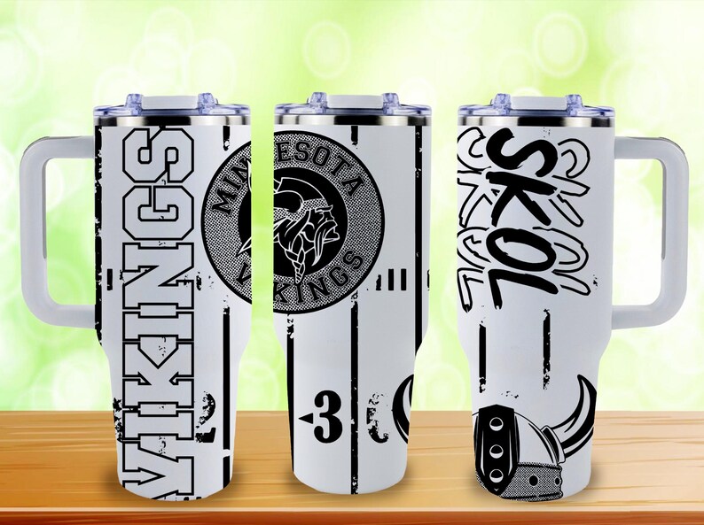 Puede incluir: Taza de cer&aacute;mica blanca con asa negra y la frase "But First, Coffee" escrita a mano. Apropiada para caf&eacute; o t&eacute;, con una capacidad aproximada de 340-450 ml.