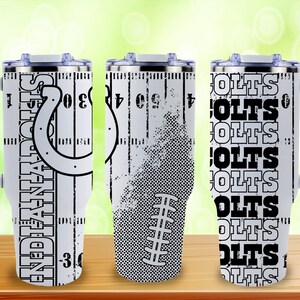 Puede incluir: Vaso t&eacute;rmico blanco con asa, con un dise&ntilde;o de campo de f&uacute;tbol. El vaso tiene el logotipo y el nombre del equipo de los Indianapolis Colts en negro. El dise&ntilde;o incluye un bal&oacute;n de f&uacute;tbol y l&iacute;neas de campo.