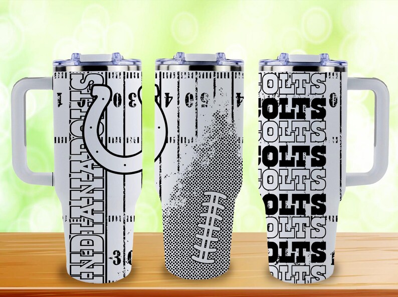 Puede incluir: Vaso t&eacute;rmico blanco con asa, con un dise&ntilde;o de campo de f&uacute;tbol. El vaso tiene el logotipo y el nombre del equipo de los Indianapolis Colts en negro. El dise&ntilde;o incluye un bal&oacute;n de f&uacute;tbol y l&iacute;neas de campo.