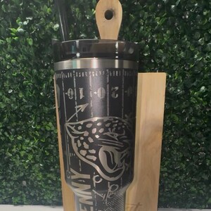 Puede incluir: Una taza de cer&aacute;mica blanca con un asa negra y el texto "But First, Coffee" en negrita negra. La taza se encuentra sobre un fondo neutro, resaltando su dise&ntilde;o sencillo.