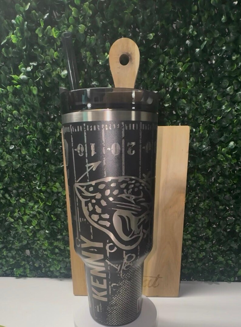 Puede incluir: Una taza de cer&aacute;mica blanca con un asa negra y el texto "But First, Coffee" en negrita negra. La taza se encuentra sobre un fondo neutro, resaltando su dise&ntilde;o sencillo.