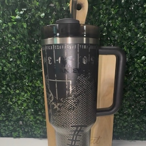 Puede incluir: Un letrero de madera hecho a mano con la palabra "Welcome" escrita a mano. El letrero pintado de blanco tiene un acabado envejecido y una peque&ntilde;a hoja verde en la parte superior. Para uso interior o exterior.