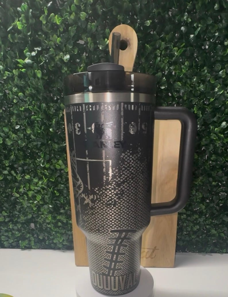 Puede incluir: Un letrero de madera hecho a mano con la palabra "Welcome" escrita a mano. El letrero pintado de blanco tiene un acabado envejecido y una peque&ntilde;a hoja verde en la parte superior. Para uso interior o exterior.