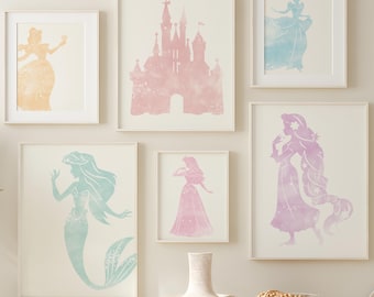 Peut inclure: Une galerie murale avec des impressions encadrées à l'aquarelle de princesses Disney et d'un château aux couleurs pastel. L'art comprend Cendrillon, Ariel et Raiponce. La pièce est décorée d'un banc blanc, de paniers et d'un vase avec des plantes séchées.