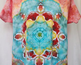 camiseta con mandala anudado en la parte delantera