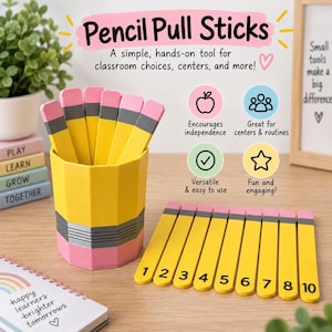 Può includere: Un set di bastoncini a forma di matita gialli, grigi e rosa, alcuni inseriti in un portamatite abbinato e altri disposti in piano, numerati da uno a dieci. L'immagine include il testo Pencil Pull Sticks e altre etichette descrittive.