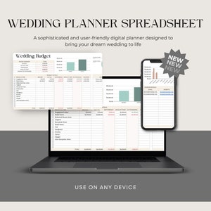 Pu&ograve; includere: Un foglio di calcolo di pianificazione del matrimonio digitale su un laptop e uno smartphone. Il foglio di calcolo include sezioni per il budget, i dettagli dei fornitori e una checklist. Il testo "WEDDING PLANNER SPREADSHEET" &egrave; nella parte superiore dell'immagine. Il testo "USE ON ANY DEVICE" &egrave; nella parte inferiore dell'immagine.