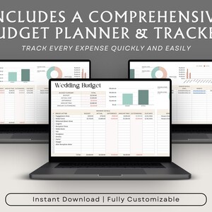 Pu&ograve; includere: Un modello digitale di pianificatore e tracker di budget per matrimoni visualizzato su tre schermi di laptop. Il modello include sezioni per il riepilogo del budget, le categorie di spesa e grafici per tracciare le spese. Il testo "Wedding Budget" &egrave; visibile sullo schermo centrale.