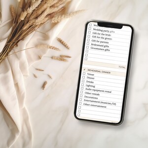 Pu&ograve; includere: Un elenco di controllo sullo schermo di uno smartphone per pianificare una cena di prova di matrimonio. L'elenco di controllo include elementi come la sede, la cena, le bevande, l'illuminazione, il noleggio di apparecchiature audio, altri noleggi, le decorazioni, l'intrattenimento e il totale.